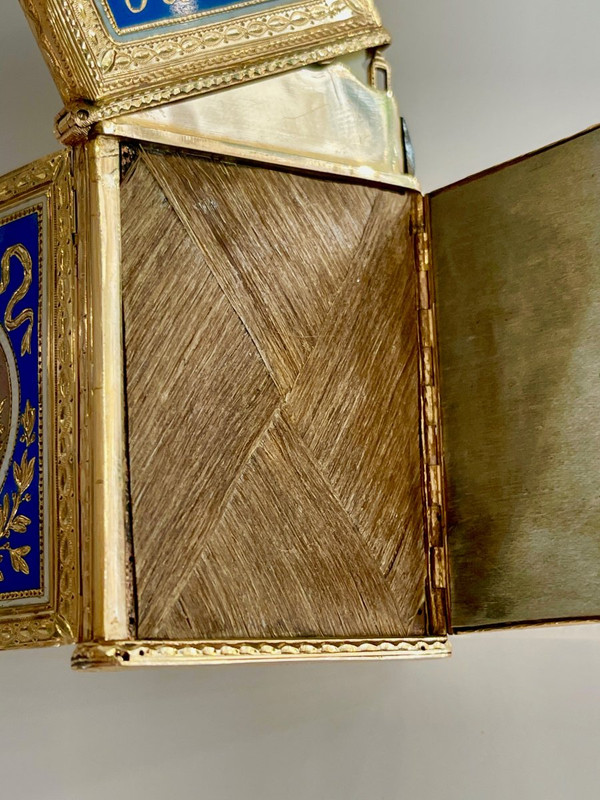 Secret Necessary In Gold And Enamel From The 18th Century