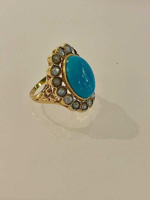 Bedeutender Goldring mit einem Türkis in einer Perlenfassung.