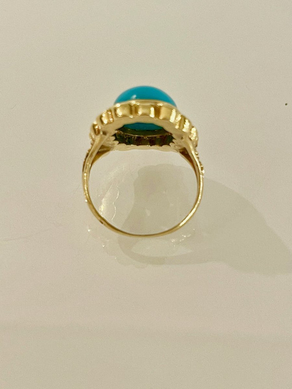 Bedeutender Goldring mit einem Türkis in einer Perlenfassung.
