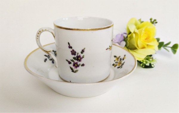 Tazza e piattino in porcellana di Parigi, decorati a mano, XIX secolo
