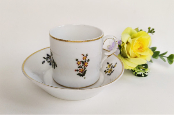 Tazza e piattino in porcellana di Parigi, decorati a mano, XIX secolo