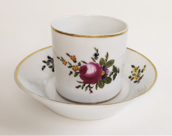 Tazza e piattino in porcellana di Parigi, decorati a mano, XIX secolo