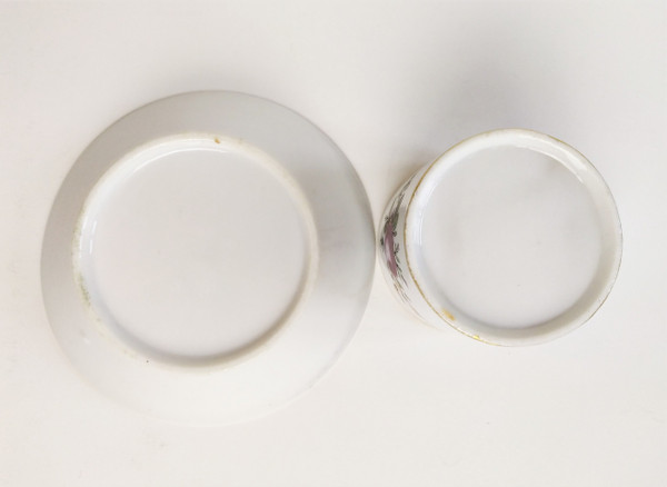 Tazza e piattino in porcellana di Parigi, decorati a mano, XIX secolo