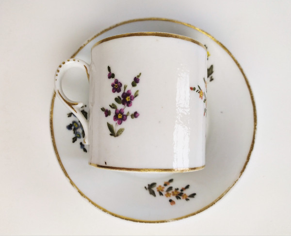 Tazza e piattino in porcellana di Parigi, decorati a mano, XIX secolo