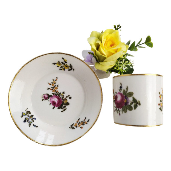 Tazza e piattino in porcellana di Parigi, decorati a mano, XIX secolo