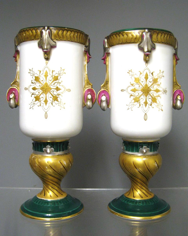 Coppia Di Vasi Nella Vecchia Parigi Del XIX Secolo.