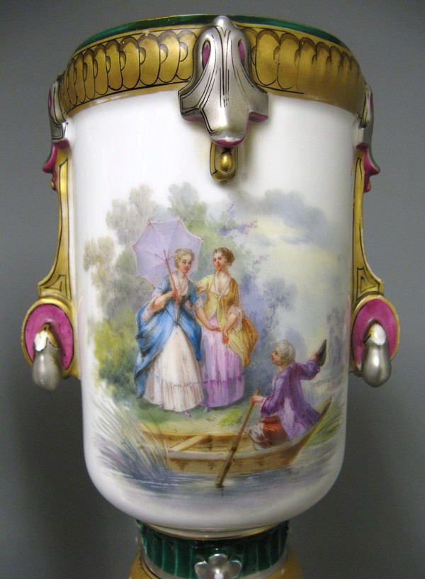 Coppia Di Vasi Nella Vecchia Parigi Del XIX Secolo.