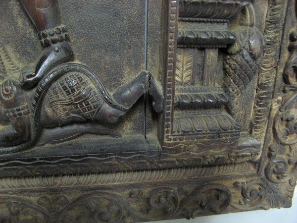 Tavolo in legno intagliato del XIX secolo. Rappresenta la dea Shiva.