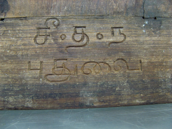 Tavolo in legno intagliato del XIX secolo. Rappresenta la dea Shiva.