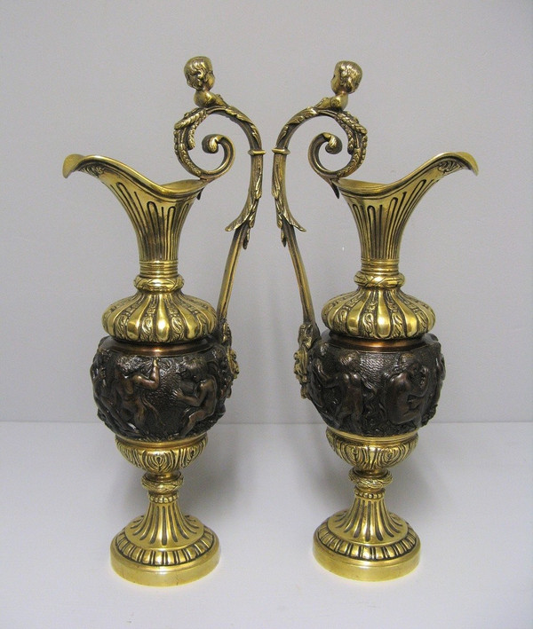 Coppia di brocche in bronzo del XIX secolo.