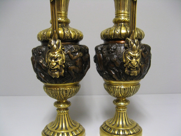 Coppia di brocche in bronzo del XIX secolo.