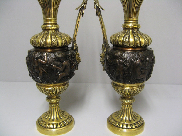 Coppia di brocche in bronzo del XIX secolo.