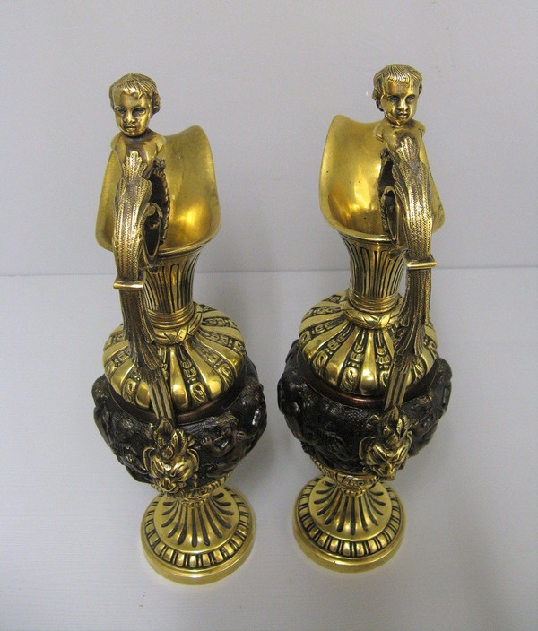 Coppia di brocche in bronzo del XIX secolo.