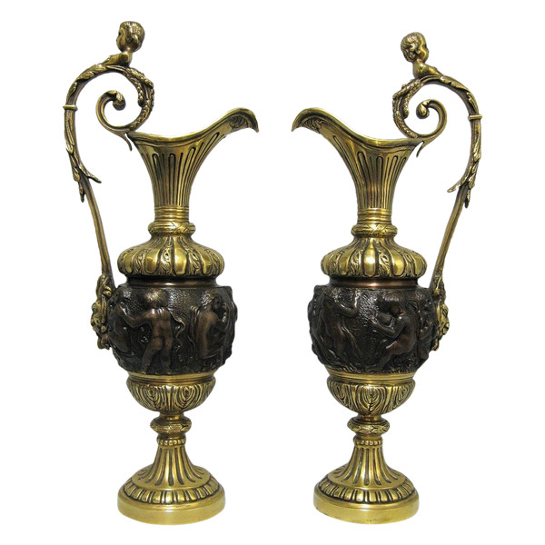 Coppia di brocche in bronzo del XIX secolo.