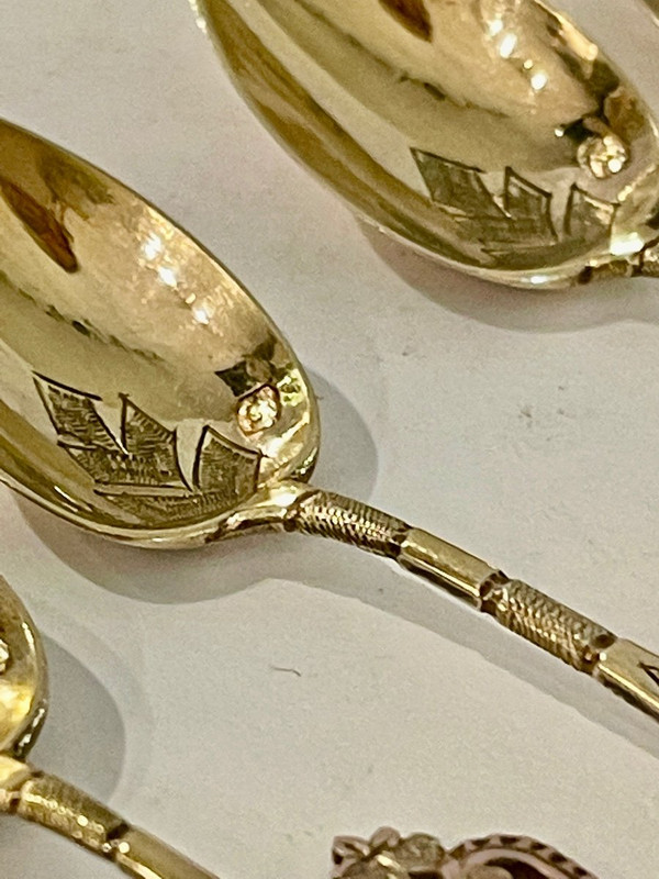 Série De Douze Cuillères à Moka En Argent Et Vermeil