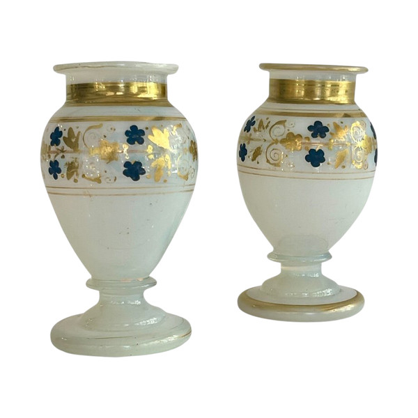 Paire De Vases En Opaline Savonneuse