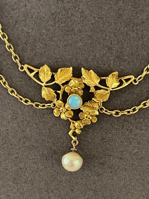 Collana con drappeggio in oro, opale e perle fini