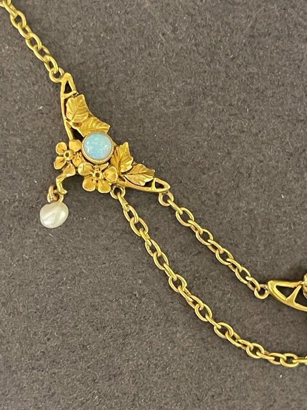 Collana con drappeggio in oro, opale e perle fini
