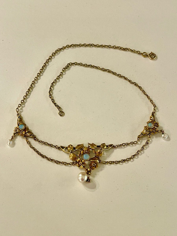 Collana con drappeggio in oro, opale e perle fini