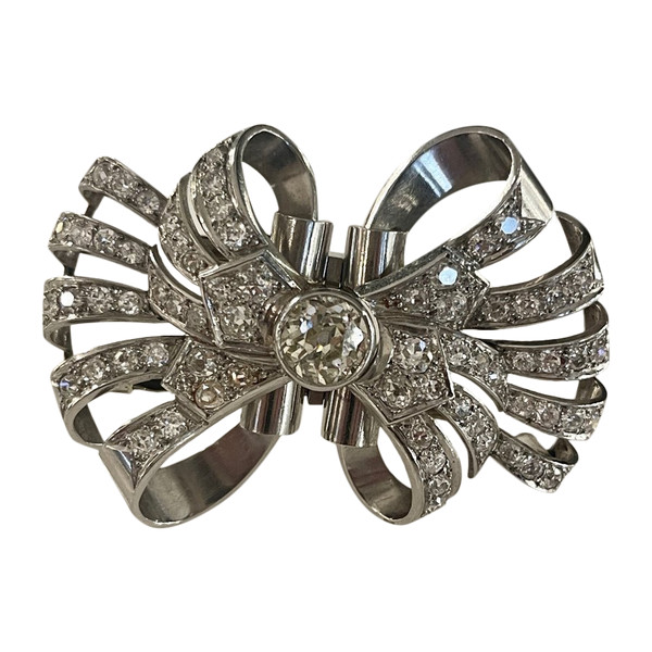 Double Clip Forming Brooch In Gold And Diamonds