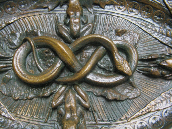 Raro grande piatto in bronzo tipo Palissy, XIX secolo.