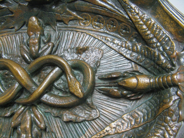 Raro grande piatto in bronzo tipo Palissy, XIX secolo.