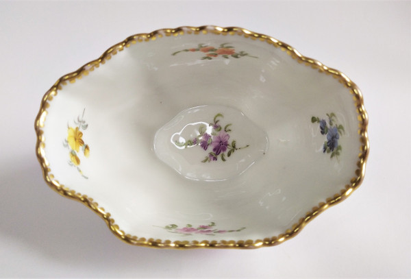 Dresdner Becher aus bemaltem Porzellan mit Wellenschliff und Blumendekor
