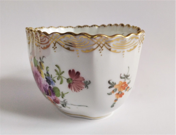 Dresdner Becher aus bemaltem Porzellan mit Wellenschliff und Blumendekor