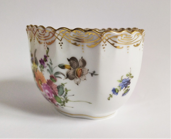 Dresdner Becher aus bemaltem Porzellan mit Wellenschliff und Blumendekor