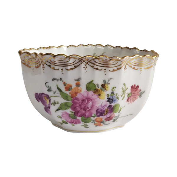 Dresdner Becher aus bemaltem Porzellan mit Wellenschliff und Blumendekor