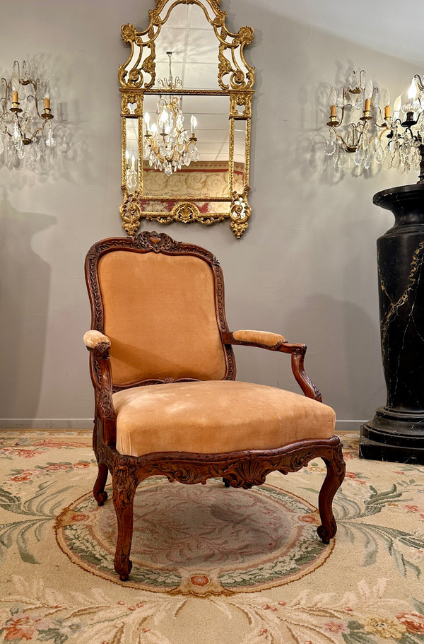 Importante Poltrona Con Struttura In Noce, Periodo Reggenza 1720 Circa