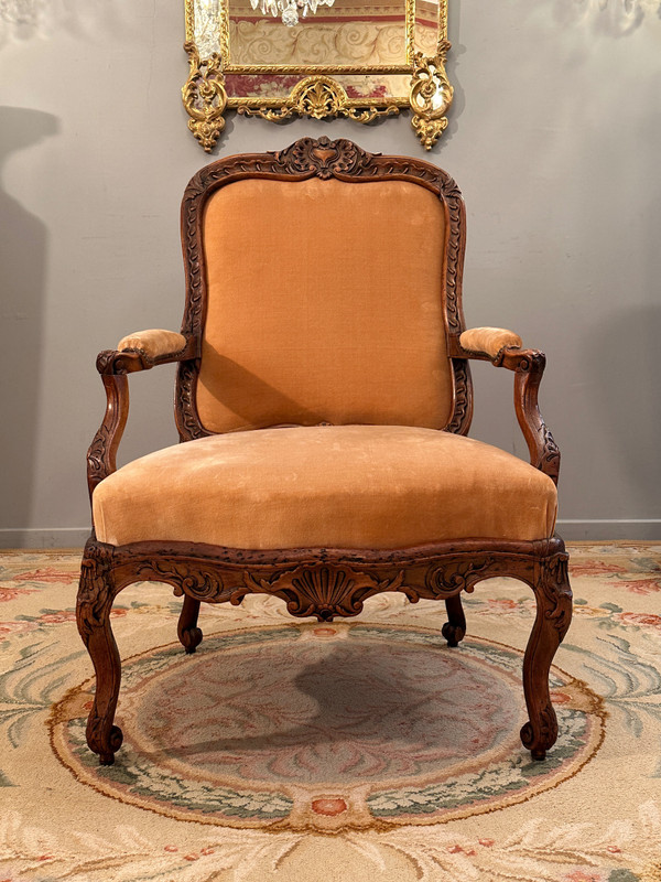 Importante Poltrona Con Struttura In Noce, Periodo Reggenza 1720 Circa