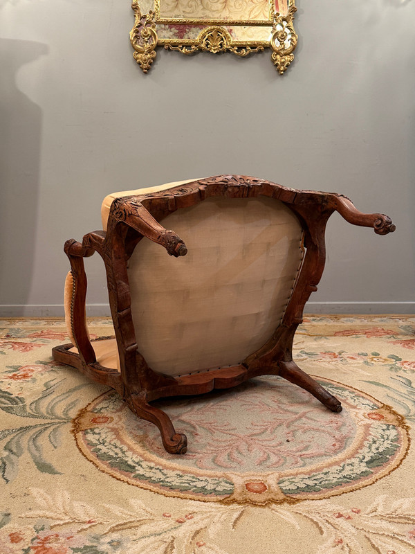 Importante Poltrona Con Struttura In Noce, Periodo Reggenza 1720 Circa