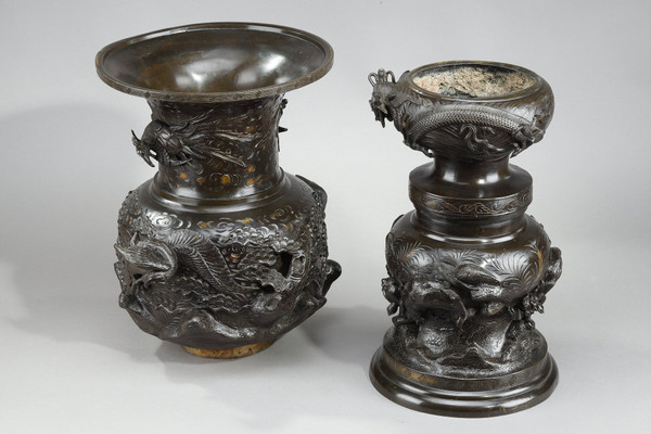 LARGE BRONZE VASE SCULPTED WITH CHIMERAS, DRAGONS, BIRDS OF PREY AND PHoeNIX