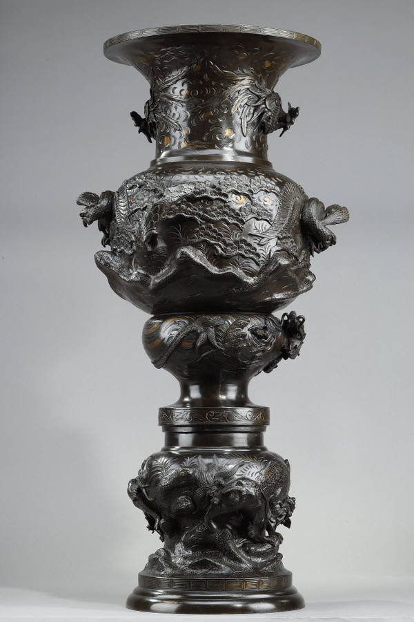 LARGE BRONZE VASE SCULPTED WITH CHIMERAS, DRAGONS, BIRDS OF PREY AND PHoeNIX