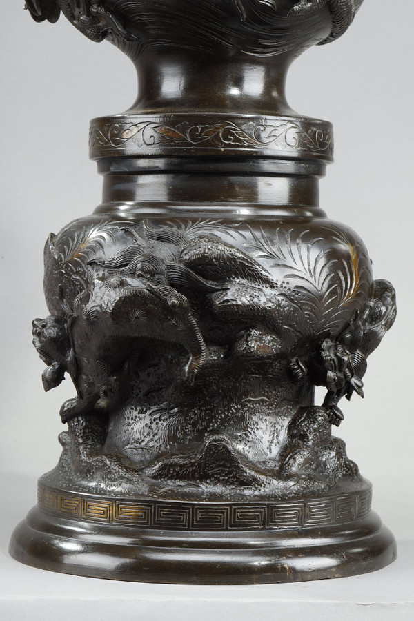 LARGE BRONZE VASE SCULPTED WITH CHIMERAS, DRAGONS, BIRDS OF PREY AND PHoeNIX