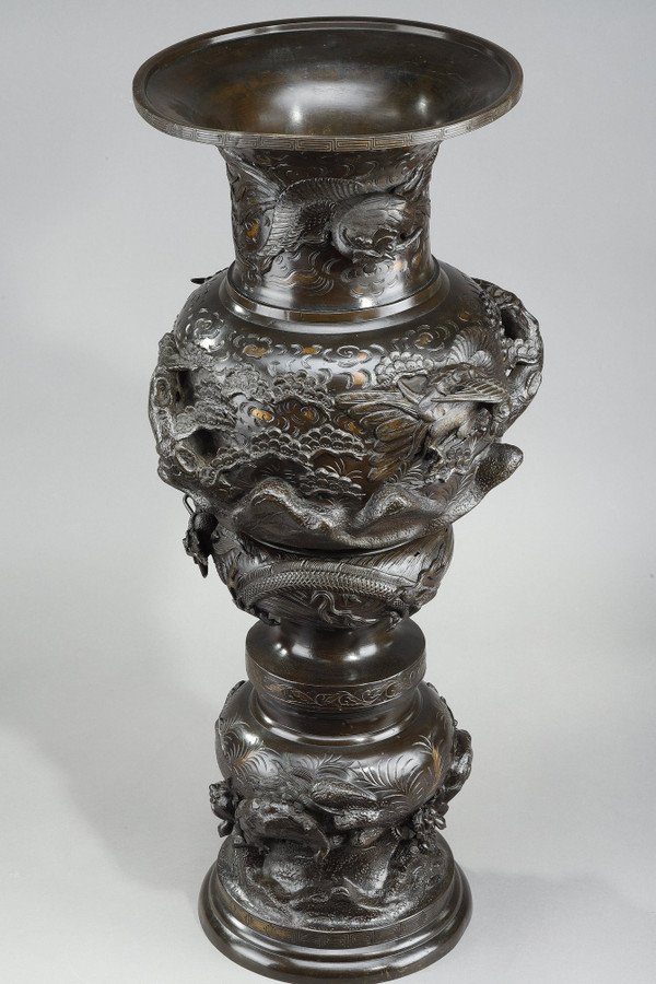LARGE BRONZE VASE SCULPTED WITH CHIMERAS, DRAGONS, BIRDS OF PREY AND PHoeNIX