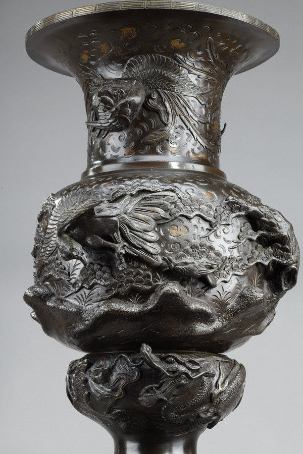 LARGE BRONZE VASE SCULPTED WITH CHIMERAS, DRAGONS, BIRDS OF PREY AND PHoeNIX