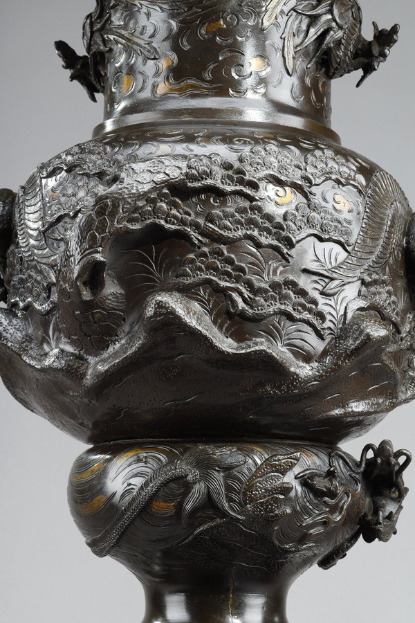 LARGE BRONZE VASE SCULPTED WITH CHIMERAS, DRAGONS, BIRDS OF PREY AND PHoeNIX