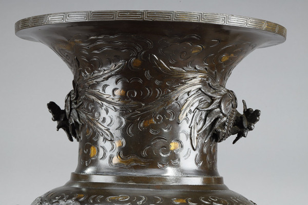 LARGE BRONZE VASE SCULPTED WITH CHIMERAS, DRAGONS, BIRDS OF PREY AND PHoeNIX