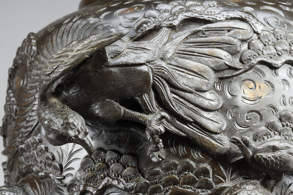 LARGE BRONZE VASE SCULPTED WITH CHIMERAS, DRAGONS, BIRDS OF PREY AND PHoeNIX