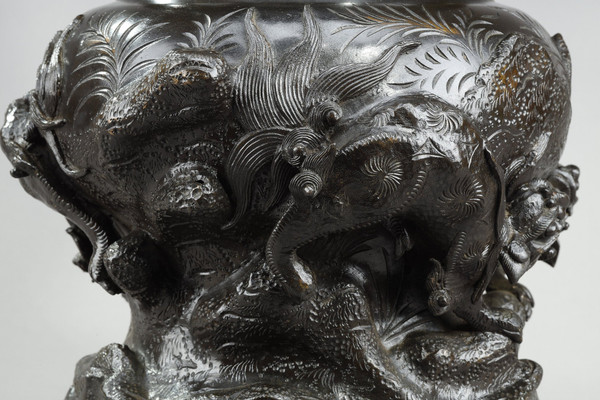 LARGE BRONZE VASE SCULPTED WITH CHIMERAS, DRAGONS, BIRDS OF PREY AND PHoeNIX