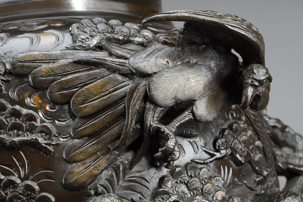LARGE BRONZE VASE SCULPTED WITH CHIMERAS, DRAGONS, BIRDS OF PREY AND PHoeNIX