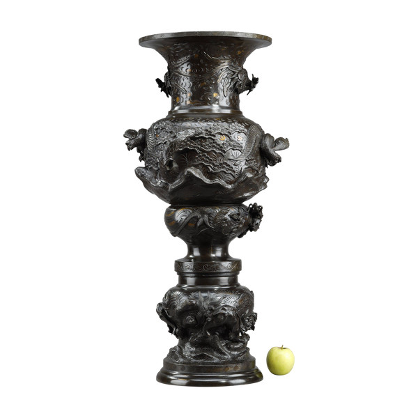 LARGE BRONZE VASE SCULPTED WITH CHIMERAS, DRAGONS, BIRDS OF PREY AND PHoeNIX