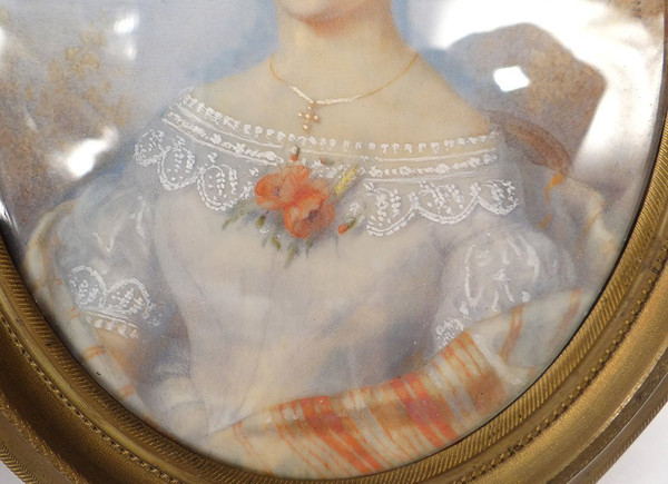 Ovale Miniatur signiertes Vve Lallemand Porträt einer jungen Frau mit Blumen, 19. Jahrhundert