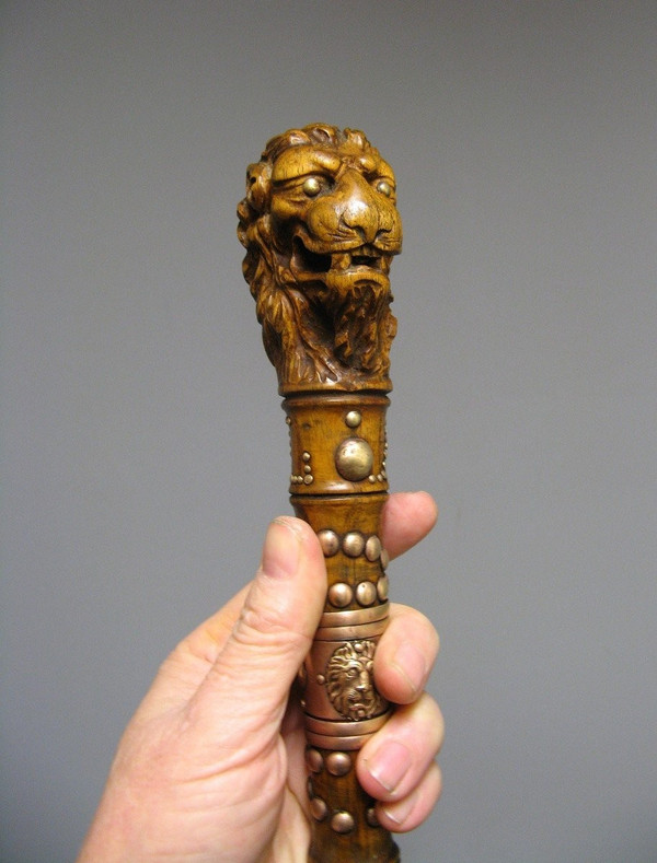 Canne Avec Pommeau Représentant Une Tête De Lion. 