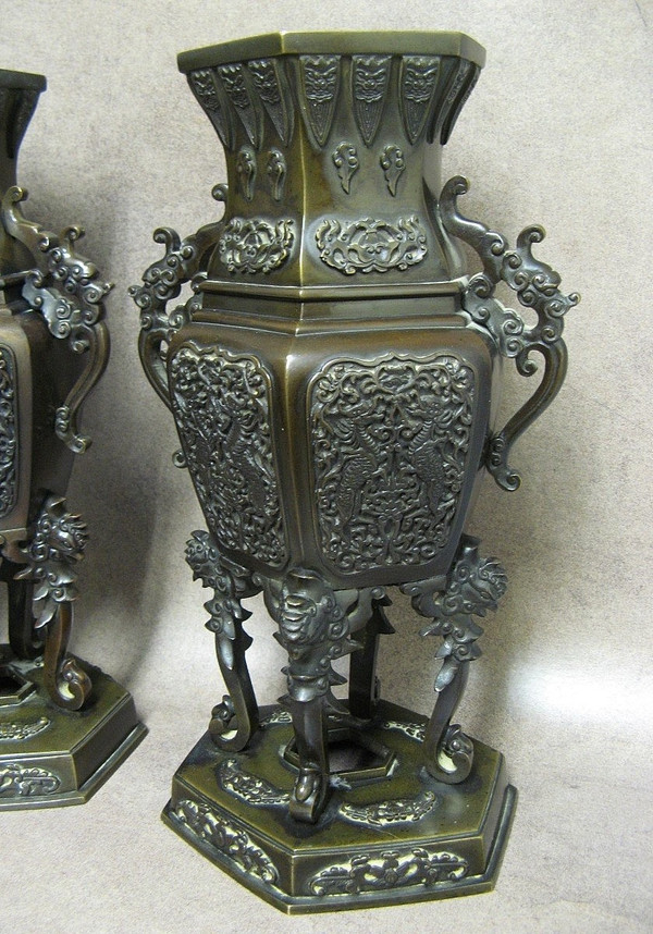 Coppia di vasi in bronzo. Cina - Fine del XIX secolo.