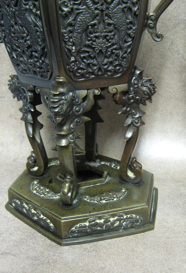 Coppia di vasi in bronzo. Cina - Fine del XIX secolo.