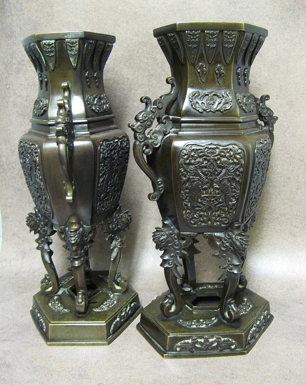 Coppia di vasi in bronzo. Cina - Fine del XIX secolo.