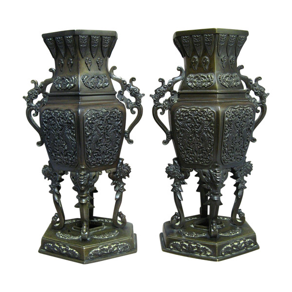 Coppia di vasi in bronzo. Cina - Fine del XIX secolo.